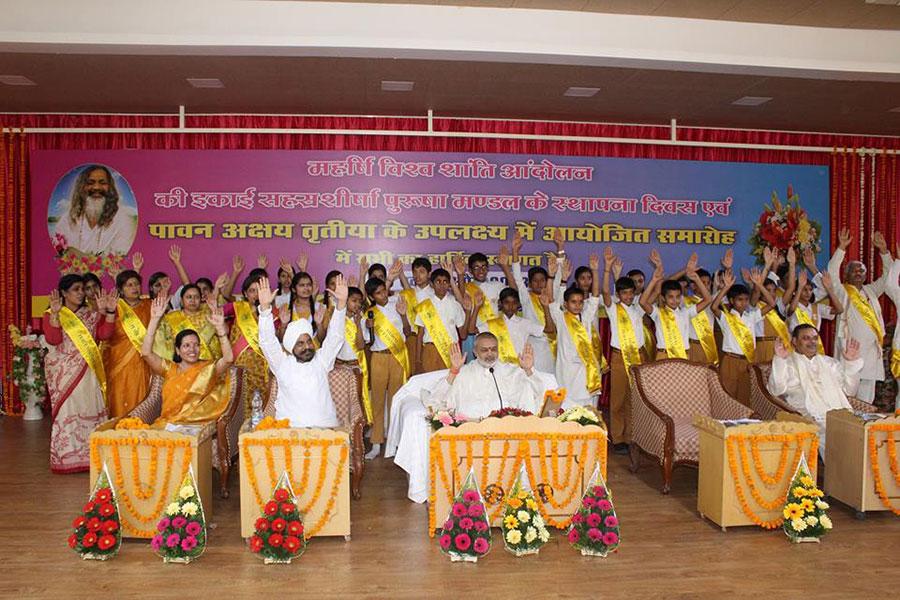 Brahmachari Hon'ble Girish Ji with Peace Volunteers Teachers and Students of Maharishi Schools during celebration of Akshya Tritiya at Maharishi Utsav Bhawan, Gurudev Brahmanand Saraswati Ashram