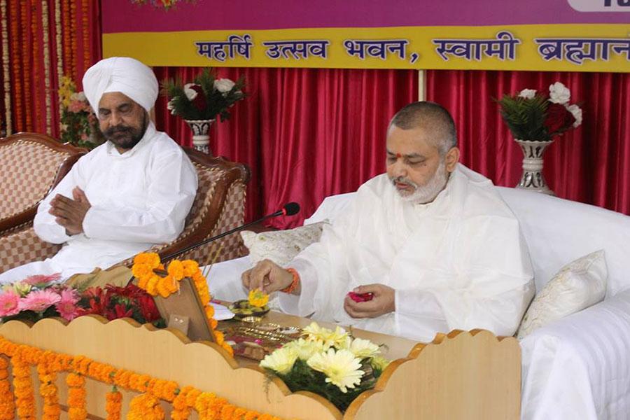 Brahmachari Shri Girish Chandra Varma Ji is performing Shri Gurudev Pujan on the occasion of celebration of Akshya Tritiya at Maharishi Utsav Bhawan, Gurudev Brahmanand Saraswati Ashram Bhopal