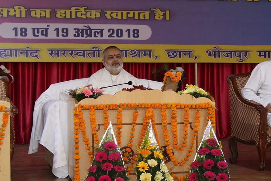 Brahmachari Shri Girish Chandra Varma Ji is performing Shri Gurudev Pujan on the occasion of celebration of Akshya Tritiya at Maharishi Utsav Bhawan, Gurudev Brahmanand Saraswati Ashram Bhopal