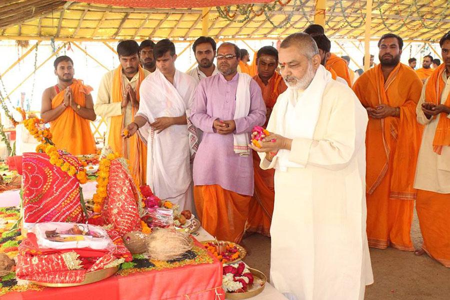Brahmachari Girish Ji with Vedic Pundits offering Pushpanjali to Devatas at the poornahuti of Shri Sahasrachandi Mahayagya