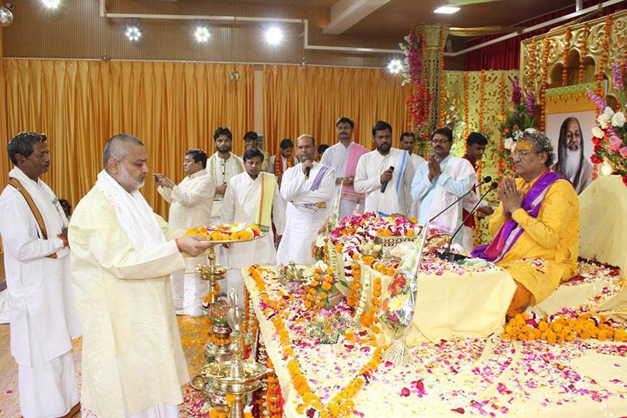 Brahmachari Girish Ji performing Bhagwat Ji aarti on Last Day - Katha Vishram Day of Shrimad Bhagwat Katha Amrit Pravah organised at Maharishi Utsav Bhawan of Gurudev Brahmanand Saraswati Ashram.