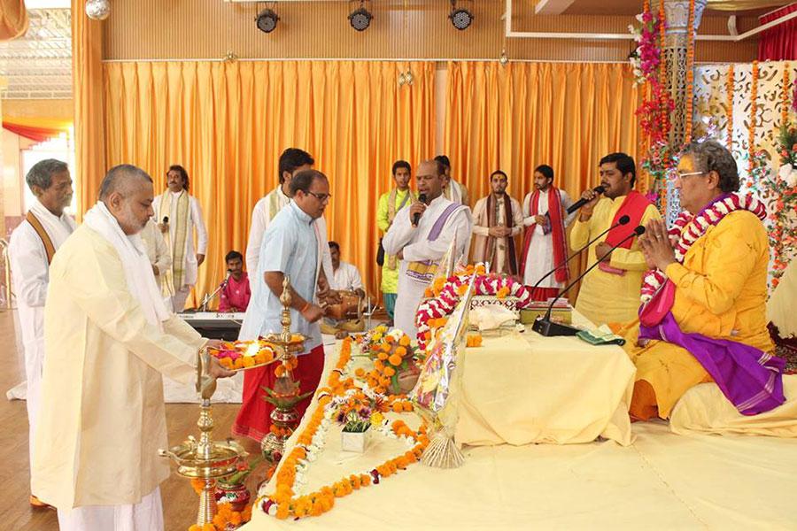 Brahmachari Shri Girish Ji performing Bhagwat Ji aarti on Last Day - Katha Vishram Day of Shrimad Bhagwat Katha Amrit Pravah organised at Maharishi Utsav Bhawan of Gurudev Brahmanand Saraswati Ashram