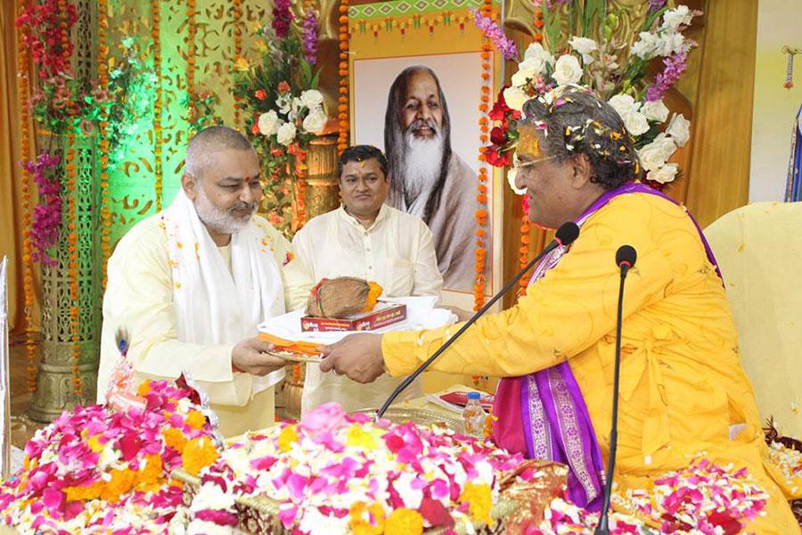 Brahmachari Dr Girish Varma Ji performing Aarti of Shri Radha Krishna Ji