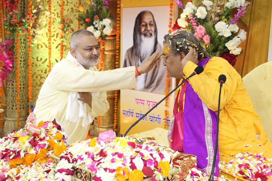 Brahmachari Girish Ji applying Tilak to Shri Acharya Ji on the last day - Katha Vishram Day of Shrimad Bhagwat Katha Amrit Pravah organised at Maharishi Utsav Bhawan of Gurudev Brahmanand 