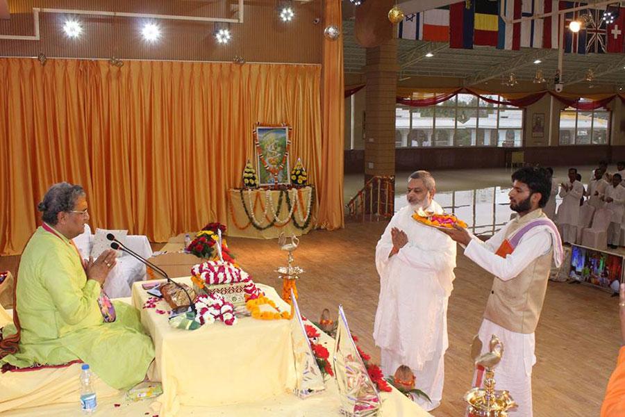 Brahmachari Shri Girish Ji performing aarti of Bhagwat Ji during Shrimad Bhagwat Katha on 4th March 2018 at Gurudev Brahmanand Saraswati Ashram, Bhojpur Mandir Marg, Chhan, Bhopal.