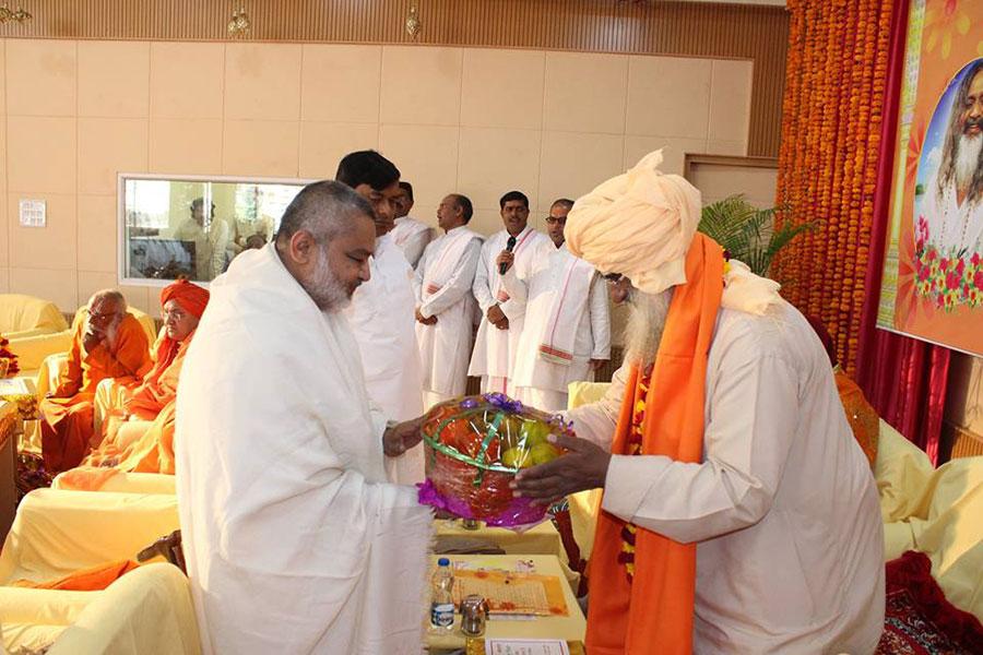 All Pujya Saints were welcomed and honoured with Garland, Shawl, Shriphal, Sweets, Fruits and Gifts by Brahmachari Shri Girish Ji and Shri Ajay Prakash Shrivastava Ji during Maharishi Birth Centenary Year Fulfillment Celebration Bhopal