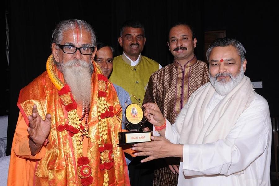 Brahmachari Girish Ji welcoming Chief Guest Dr. Sadhu Rangarajan (Head Bharat Mata Mandir) at the Birth Centenary Celebration of Maharishi Ji at Kassia Bhavan Bangalore on 7th of Feb 2017.
