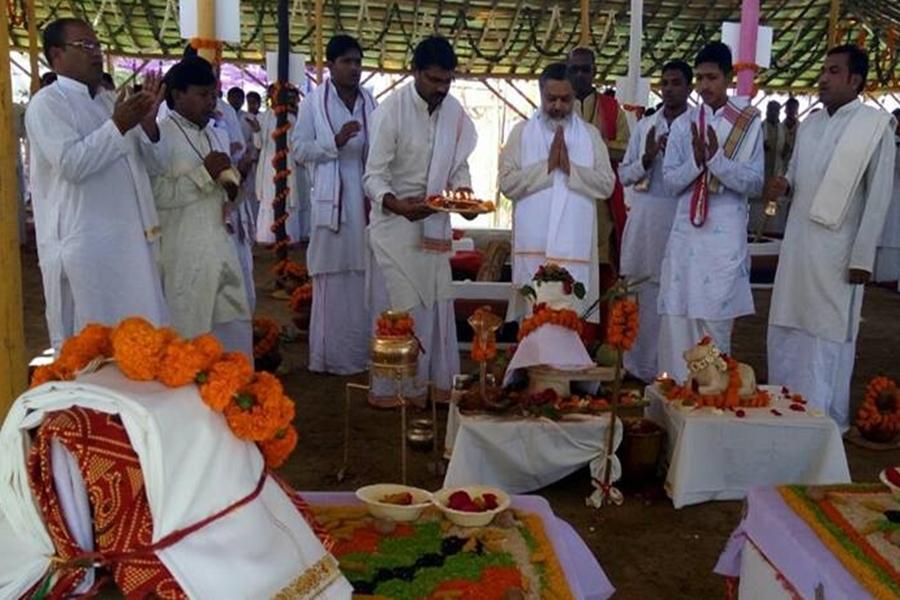 Brahmachari Girish Ji performing Aarti after Rudrabhishek on the occasion of Maha Shivratri Celebration.
