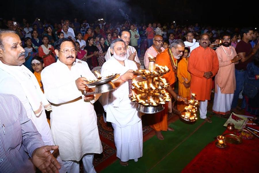 Brahmachari Girish ji performing an aarti of Ma Narmada at the grand aarti ceremony at Narmada beach Gwari Ghat Jabalpur.