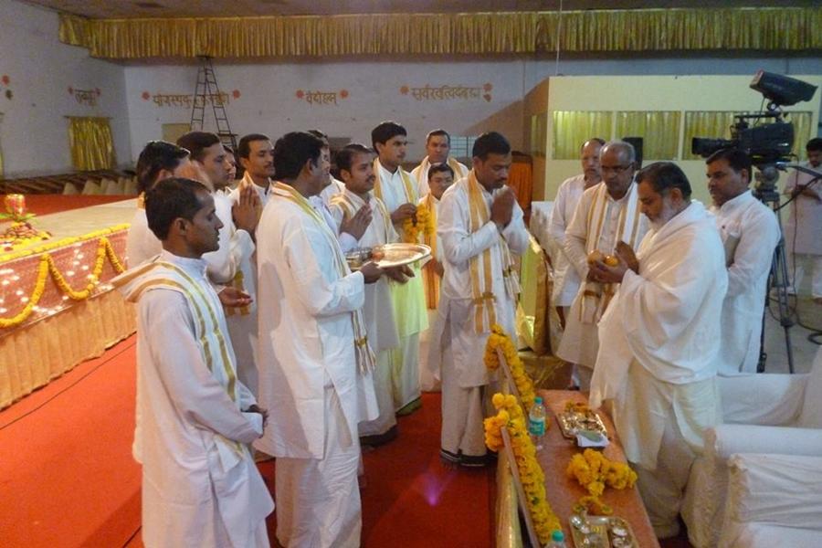 Brahmachari Girish Ji participated in Shri Hanuman Ji's birth Day celebration Pujan with Maharishi Vedic Pundits on 11 April, the auspicious day of full moon at Maharishi Ved Vigyan Vidyapeeth, Brahmsthan of India.
