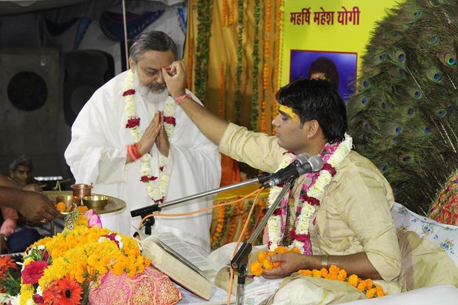 Acharya Updesh Krishna Shastri Ji is doing Tilak of Brahmachari Girish Ji on Ram Navami Day.
