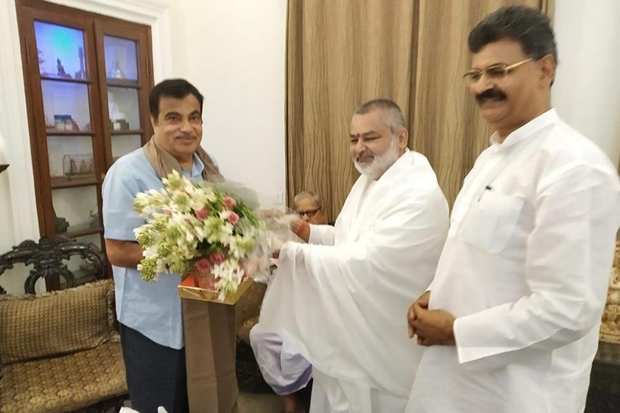 Brahmachari Girish Ji greeted Honourable Shri Nitin Gadkari Ji on his victory and grand victory of BJP.