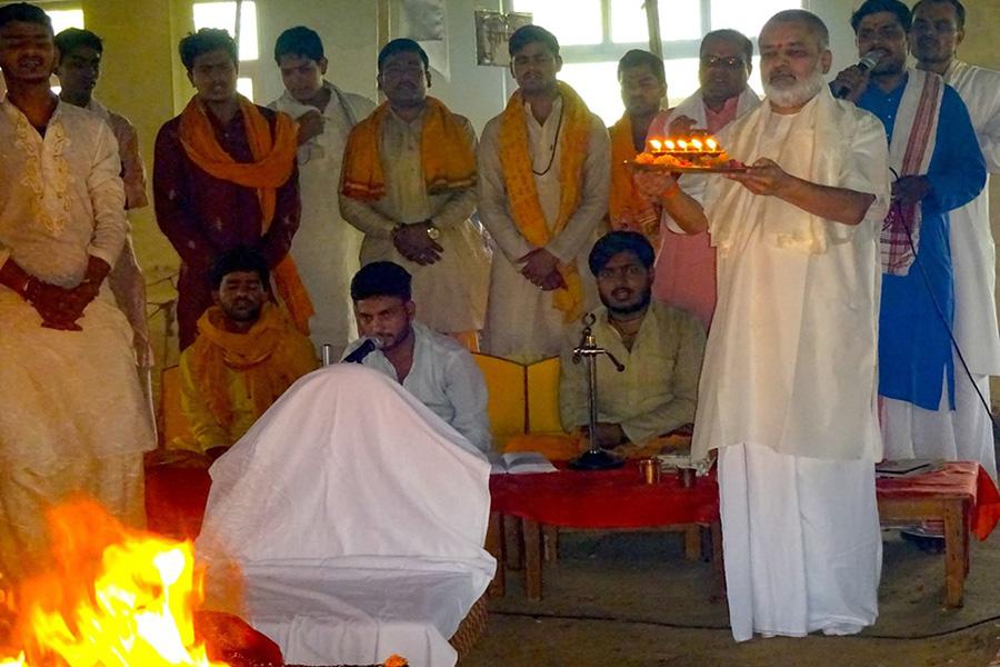 Brahmachari Girish Ji is performing Aarti during completion of Lakshchandi Mahayagya.