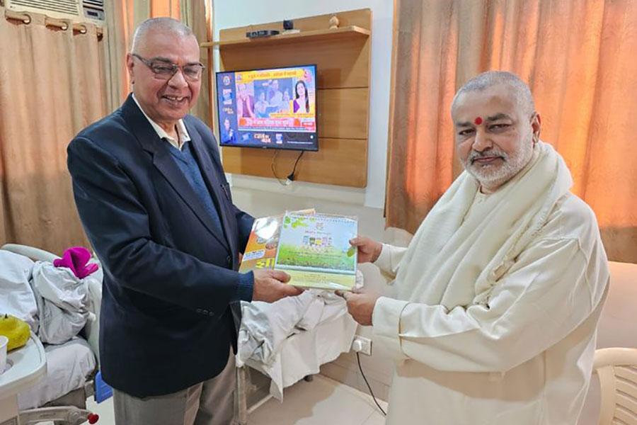 Brahmachari Girish Ji has presented annual magazine of Maharishi Group of Educational Institutions Gyan 2024 and table calendar to Dr. Manoj Sharma ji, highly reputed Orthopedic Surgeon of Delhi and NCR.