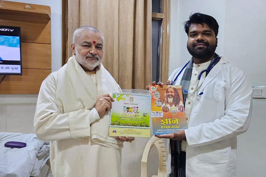 Brahmachari Girish Ji has presented annual magazine of Maharishi Group of Educational Institutions Gyan 2024 and table calendar to Dr. Prasannajit ji at Noida.
