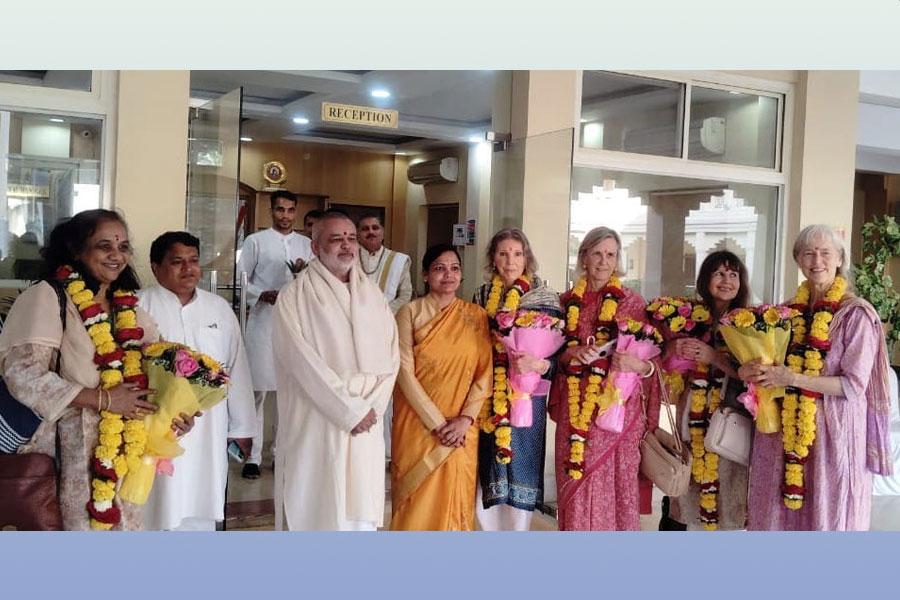 A delegation of senior Global Mother Divine members from USA has visited Bhopal with Mrs. Vasanthy Parasuramana ji, Principal of MVM Hyderabad. The delegation was welcomed at Bhopal Airport by Brahmachari Girish Ji and Shri Ramdev Ji and at Maharishi Vedic Health Centre, MCEE by Sushri Arma Saxena Ji. The group has visited different Maharishi Schools and other institutions, highly appreciated the set up and enjoyed their visit very much.