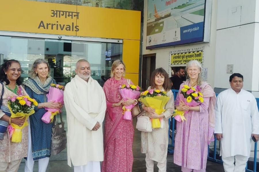 A delegation of senior Global Mother Divine members from USA has visited Bhopal with Mrs. Vasanthy Parasuramana ji, Principal of MVM Hyderabad. The delegation was welcomed at Bhopal Airport by Brahmachari Girish Ji and Shri Ramdev Ji and at Maharishi Vedic Health Centre, MCEE by Sushri Arma Saxena Ji. The group has visited different Maharishi Schools and other institutions, highly appreciated the set up and enjoyed their visit very much.