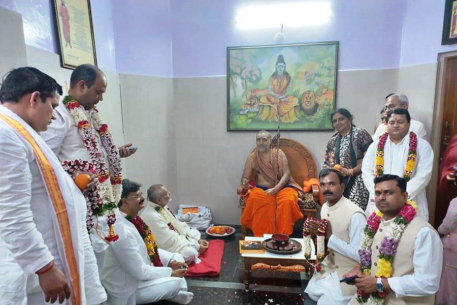 Got darshan and blessings of Shri Kanchi Kamkoti Jagatguru Shankaracharya Swami Vijayendra Saraswati Ji Maharaj at Hyderabad. Maharaj Shri has given his kind blessings and emphasised the need of Vedic Education on much larger scale in India and world wide in the interest of the citizens of the world.