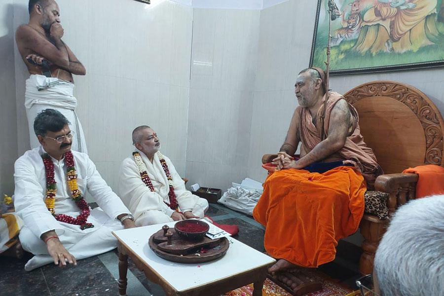 Got darshan and blessings of Shri Kanchi Kamkoti Jagatguru Shankaracharya Swami Vijayendra Saraswati Ji Maharaj at Hyderabad. 
