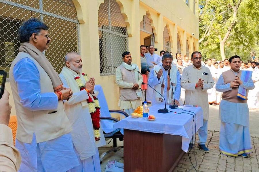 Brahmachari Girish Ji has visit Maharishi Ashram Prayagraj to review the preparation of Maha Kumbh 2025. After Guru Parampara Pujan and chanting of Shanti Paath, Maharishi Vedic Pundits have welcomed and honoured Brahmachari Ji with tilak, shawl and garland. 