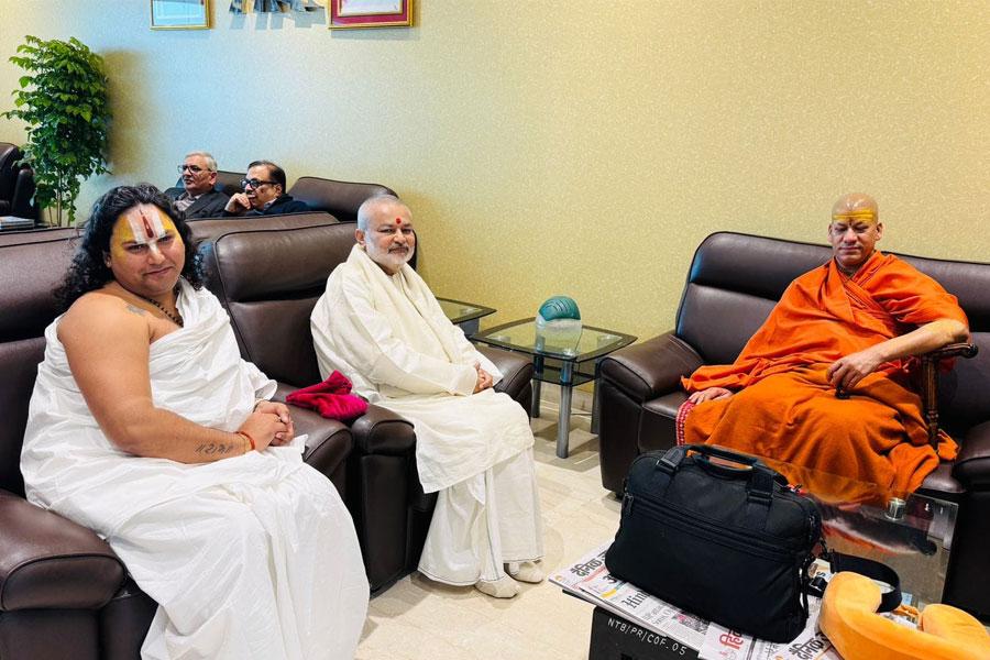 Brahmachari Girish Ji has met Peethadheeshwar of Niranganai Akhara Acharya Mahamandleshwar Swami Shri Kailashanand Giri Ji Maharaj and invited him to Maharishi Ashram, Sangamtat Prayag during Kumbh Mela. Swami Shri Abhiramacharya Ji and Shri Ramdev Dubey Ji was also present at this occasion.