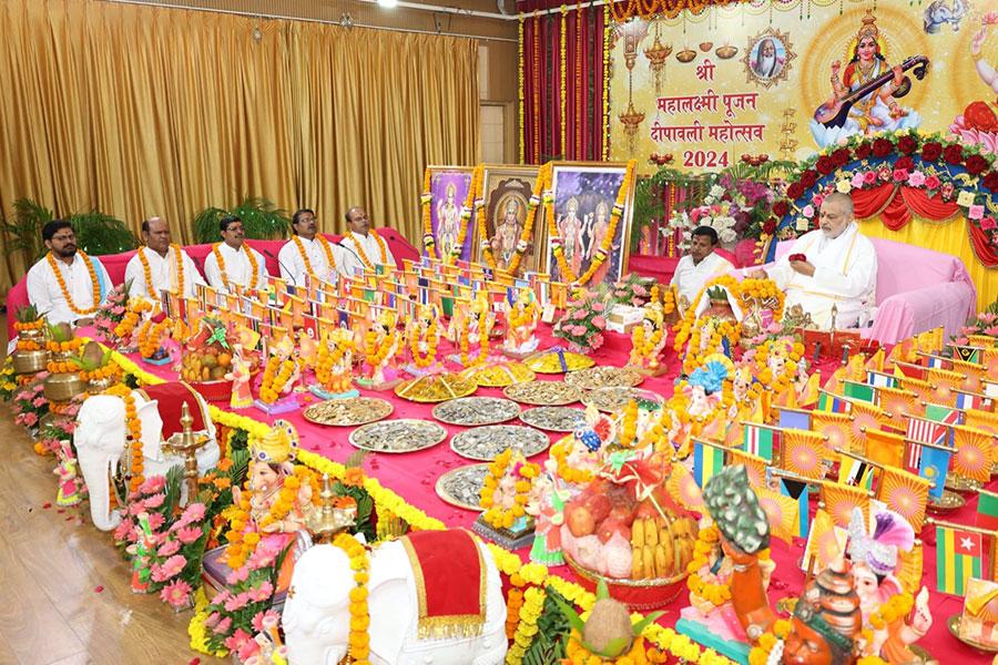 Brahmachari Girish Ji has performed grand puja with Vedic procedure with 250 Maharishi Vedic Pundits and Awahan of Shri Mahalakshmi Devi Mata for peace, prosperity, perfect health and invincibility was done on Deepawali.