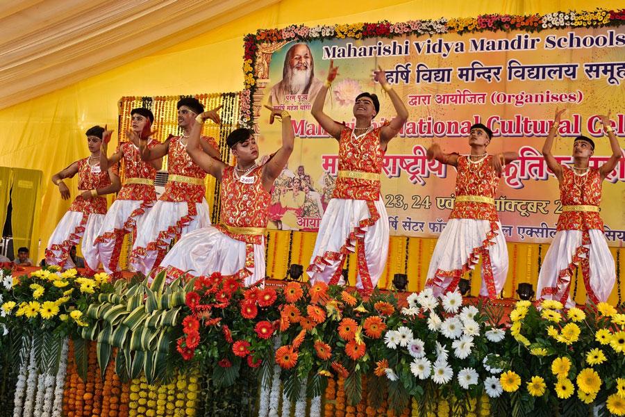 भोपाल में महर्षि विद्या मंदिर समूह का तीन दिवसीय महर्षि राष्ट्रीय सांस्कृतिक महोत्सव प्रारम्भ हुआ। महर्षि विद्या मंदिर विद्यालय के छात्र एवं छात्राओं ने मिलकर स्वागत गीत की सुमधुर प्रस्तुति दी। इसके बाद महर्षि महर्षि विद्या मंदिर विद्यालयों के छात्रों ने नृत्य, गायन एवं वादन की एक से बढ़कर एक प्रस्तुतियां दीं जिसका उपस्थित दर्शकों ने ताली बजाकर उत्साह वर्धन किया।