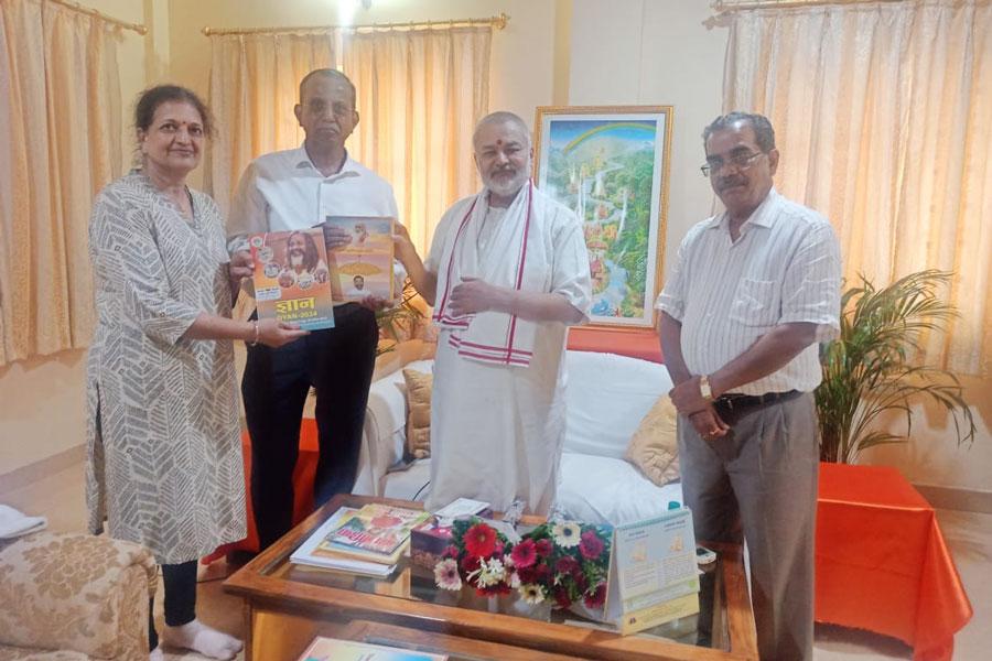 Dr. Suresh Patankar, highly reputed Urologist, (MBBS, MS, FAIS, Yoga Therapist) from ACE Hospital Pune has visited Maharishi Vedic Health Centre today with Vaidyaraj Shri Madhusudan Deshpandey.