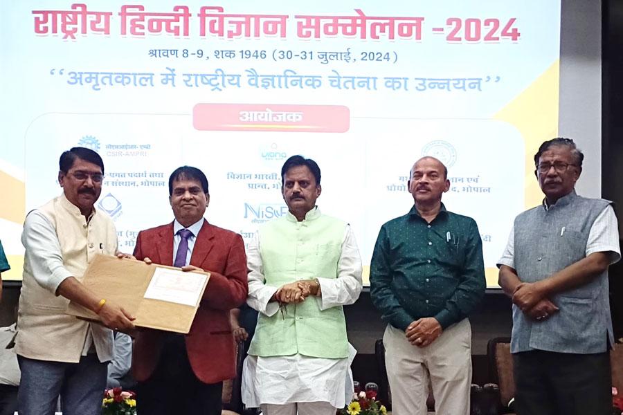 MMYVU has signed MOU with CSIR-AMPRI at Bhopal. Prof. Pramod Kumar Verma, Vice Chancellor of the university and  Dr. Avanish Kumar Srivastava, Director
CSIR-AMPRI Bhopal has signed the MOU in presence of Shri Rajendra Shukla Ji, Honourable Deputy Chief Minister of Madhya Pradesh. 