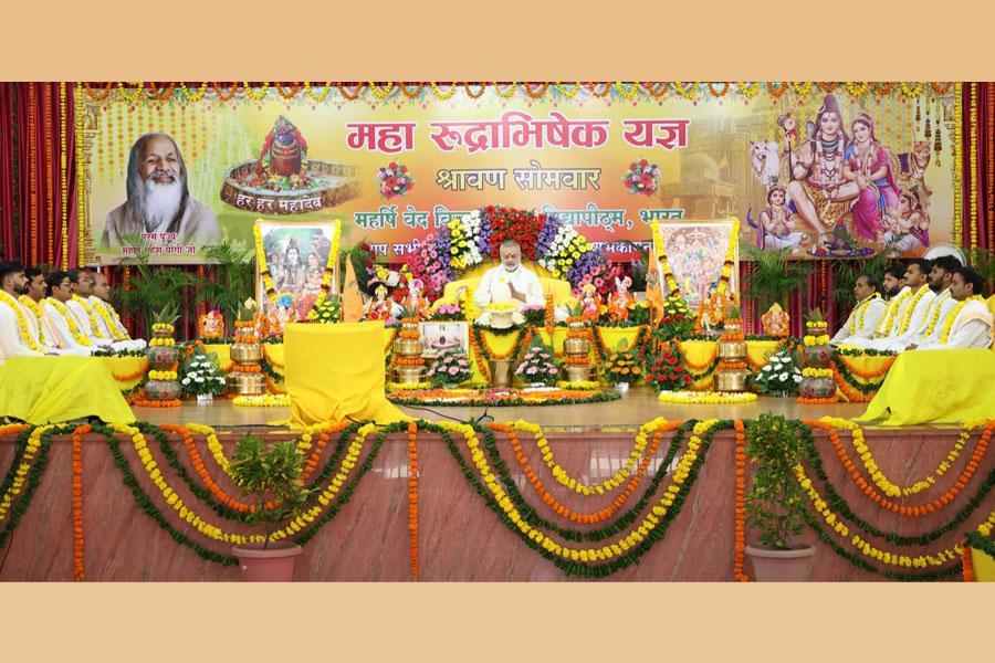 Brahmachari Girish Ji has performed Maharudrabhishek with 121 Maharishi Vedic Pundits today on fifth and last Shravan Somvar (Monday) at Gurudev Brahmanand Saraswati Ashram Bhopal. 