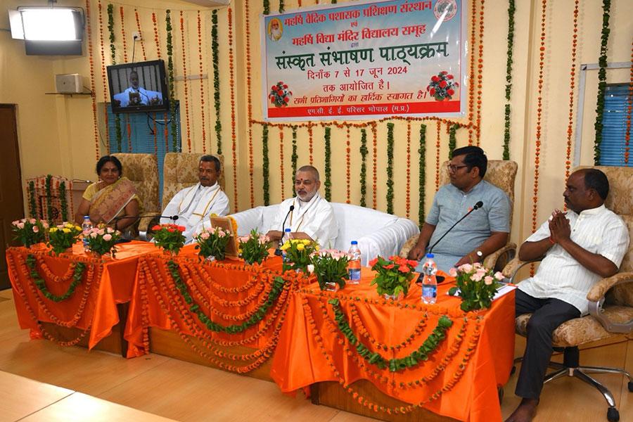 10 days Spoken Sanskrit Teacher Training Course for 31 teachers of Maharishi Vidya Mandir Schools Group was inaugurated today by Brahmachari Girish ji and Professor Bhuvnesh Sharma ji at MCEE campus Bhopal. 3 faculty members Dr. Satya Vani, Shri Mohan and Shri Bhandari came from Telangana to conduct this course.