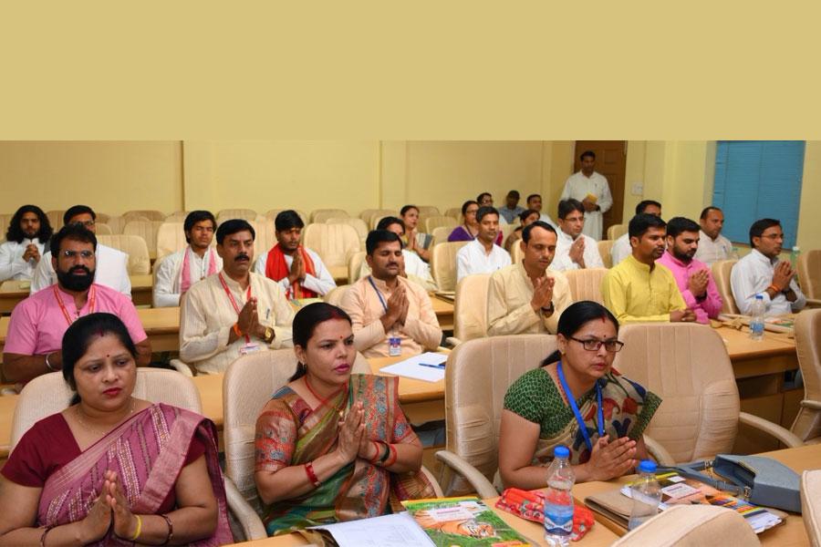 10 days Spoken Sanskrit Teacher Training Course for 31 teachers of Maharishi Vidya Mandir Schools Group was inaugurated today by Brahmachari Girish ji and Professor Bhuvnesh Sharma ji at MCEE campus Bhopal. 3 faculty members Dr. Satya Vani, Shri Mohan and Shri Bhandari came from Telangana to conduct this course.