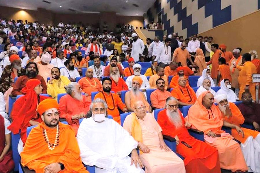 The release of the third edition of the commentary on the four Vedas in Hindi, written by Shripad Damodar Satwalekar ji, Veda Vidya Martand Brahmachari Girish ji also participated in this event and had a meaningful discussion with many Vedic Scholars present on the propagation and preservation of Veda Vidya.