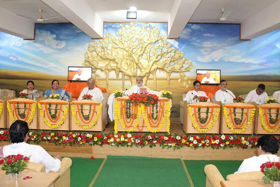 Addressing a program organized at Maharishi Mahesh Yogi organisation campus, Bhopal, on the occasion of World Peace Day, Veda Vidya Martand Brahmachari Girish Ji said, 