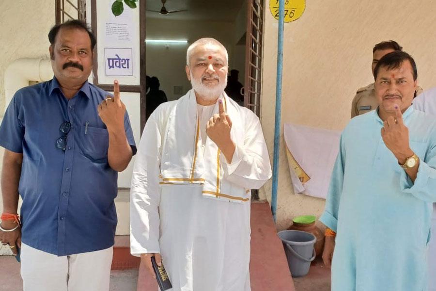 Brahmachari Girish ji participated in the festival of democracy along with the members of Maharishi Ashram and casted his valuable vote to elect the Member of Parliament from Bhopal.