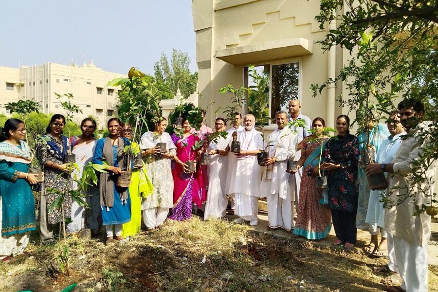 Brahmachari Girish Ji-Chancellor and Prof. Bhuvnesh Sharma Ji-Vice Chancellor of Maharishi Mahesh Yogi Vedic Vishwavidyalaya with course participants of Maharishi Vedic Science Teachers Training Course has done plantation on the occasion of World Environment Day. All have taken sankalpa to plant large number of trees and do every thing possible to save our environment in the interest of current and all future generations.