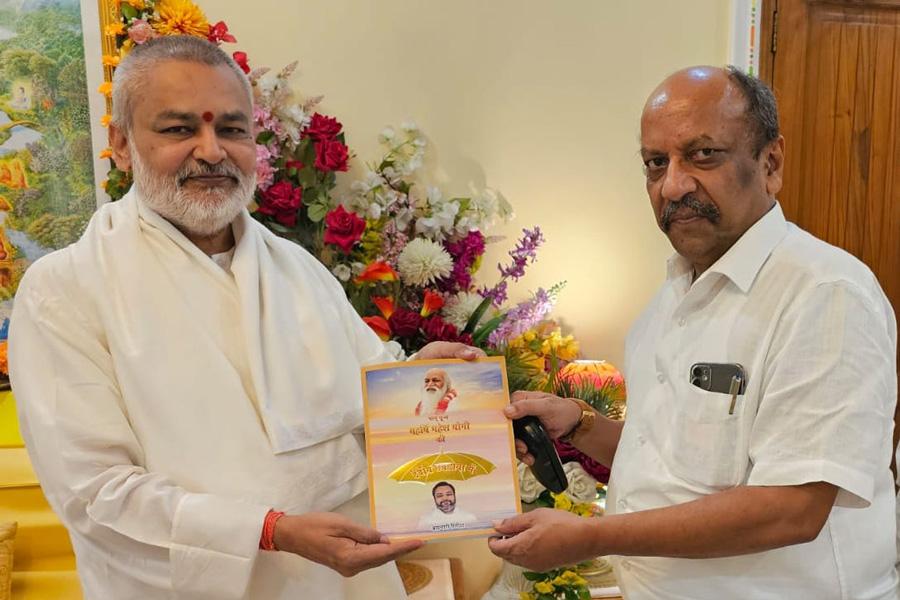 Brahmachari Girish Ji has presented his book महर्षि महेश योगी जी की दैवीय छत्रछाया में ब्रह्मचारी गिरीश (Brahmachari Girish Under Divine Umbrella of His Holiness Maharishi Mahesh Yogi Ji) to Ex- Commissioner of Bhopal and Ex-Collector in Many Districts,  Government of Madhya Pradesh, Respected Shri Ajatshatru Shrivastava Ji.
