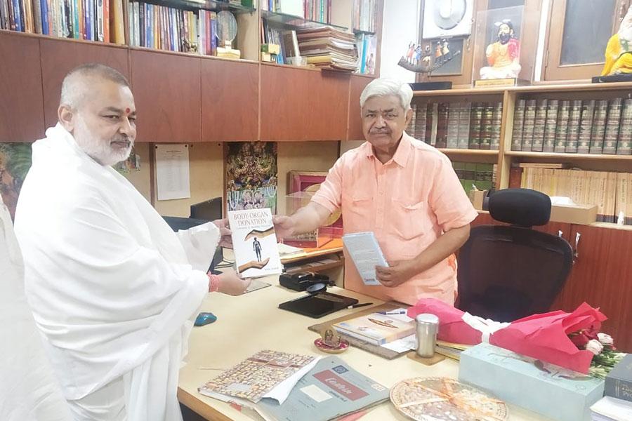  Brahmachari Girish Ji met Honourable Shri Alok Kumar Ji, President of Vishwa Hindu Parishad. Shri Alok Ji is also a very senior Lawyer in Hon'ble Supreme Court of Bharat. 