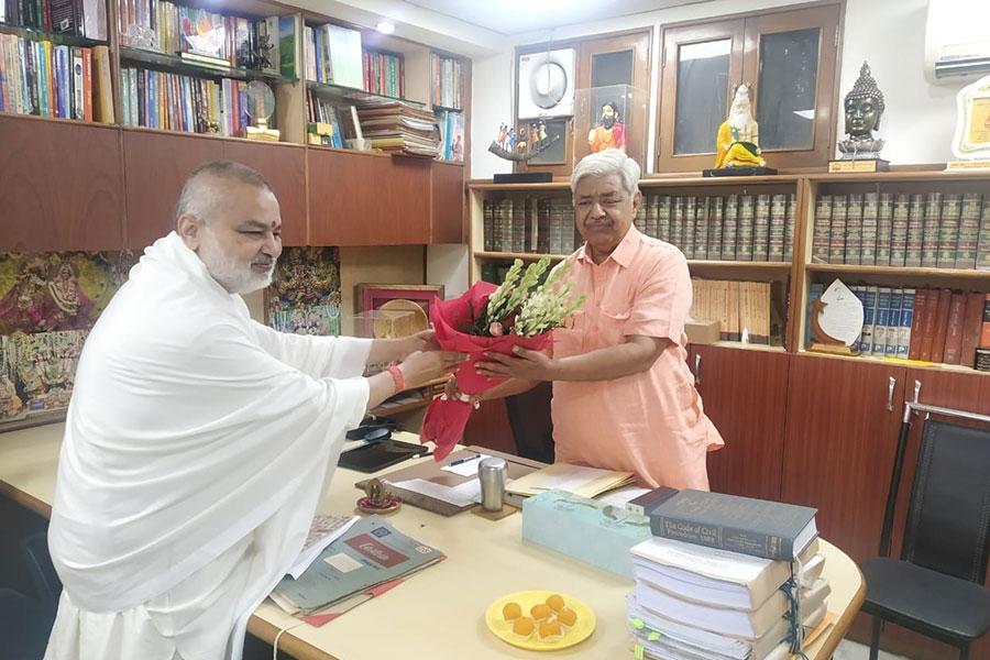  Brahmachari Girish Ji met Honourable Shri Alok Kumar Ji, President of Vishwa Hindu Parishad. Shri Alok Ji is also a very senior Lawyer in Hon'ble Supreme Court of Bharat. 