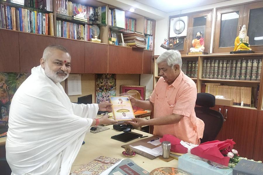  Brahmachari Girish Ji met Honourable Shri Alok Kumar Ji, President of Vishwa Hindu Parishad. Shri Alok Ji is also a very senior Lawyer in Hon'ble Supreme Court of Bharat. 