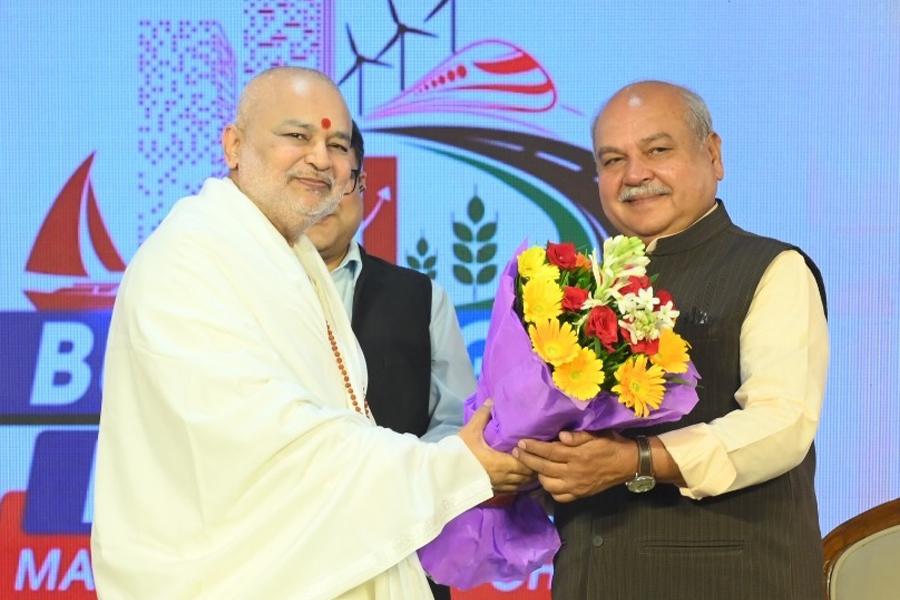With Z TV team, Brahmachari Girish Ji honoured the Chief Guest Honourable Speaker of MP Legislative Assembly Shri Narendra Singh Tomar Ji.

