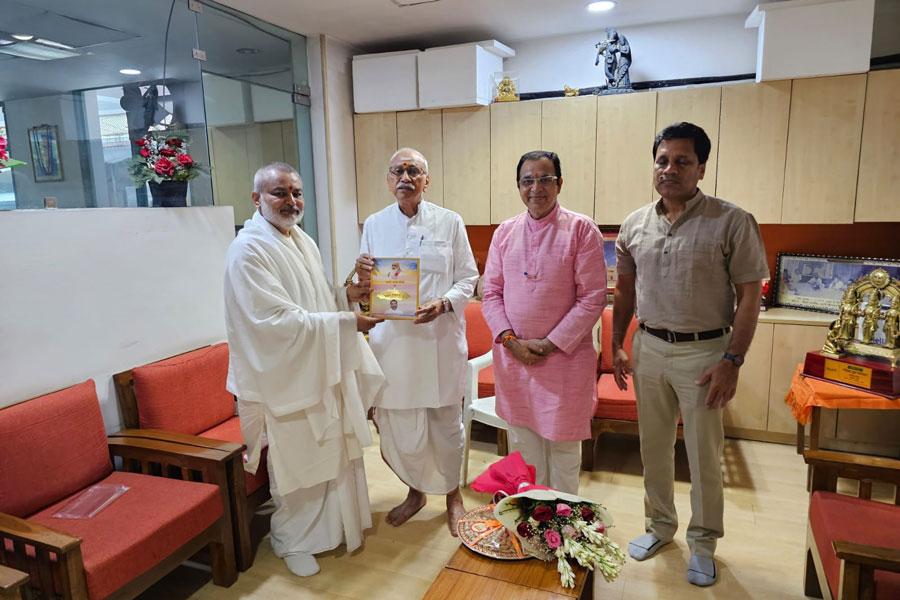 Brahmachari Girish Ji met Honourable Shri Dinesh Chandra Ji, Sanrakshak (Patron) of Vishwa Hindu Parishad. 