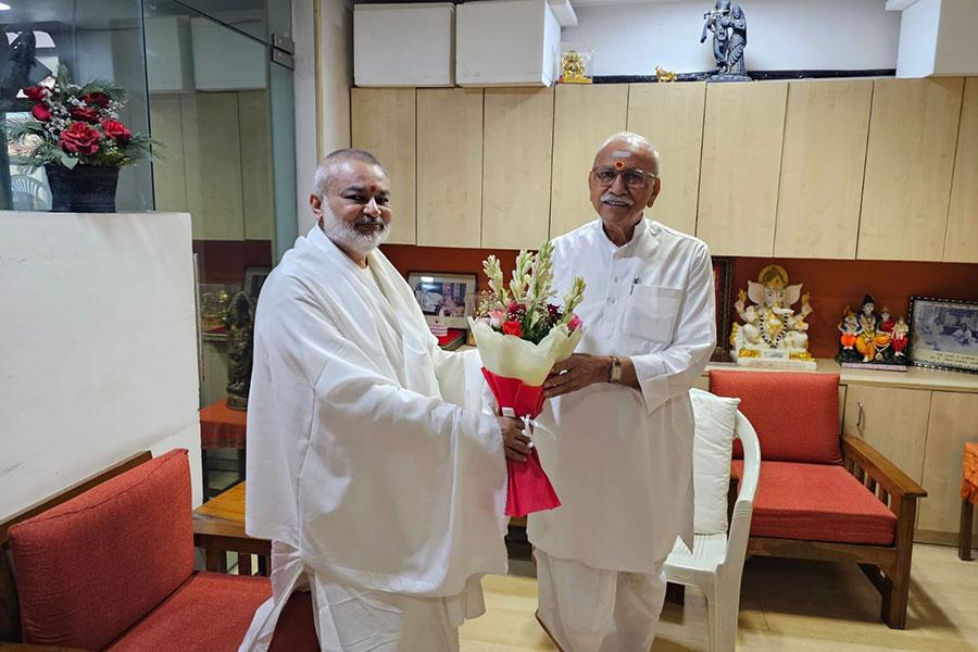 Brahmachari Girish Ji met Honourable Shri Dinesh Chandra Ji, Sanrakshak (Patron) of Vishwa Hindu Parishad. 