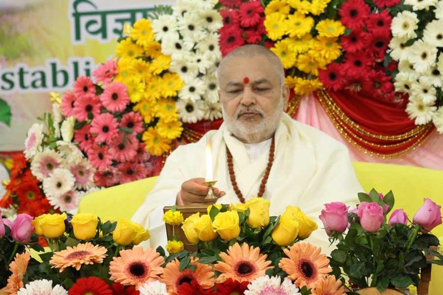 Brahmachari Girish performing Aarti during Vedic Guru Parampara Pujan