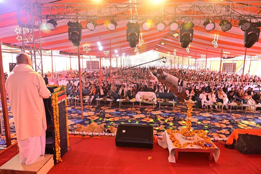 फतेहपुर। महर्षि विद्या मंदिर विद्यालय समूह के अध्यक्ष एवं विश्व शांति आंदोलन के प्रमुख ब्रह्मचारी डॉ. गिरीश जी के पावन सानिध्य में 'ज्ञान युग दिवस' (वार्षिकोत्सव) का भव्य आयोजन किया गया।