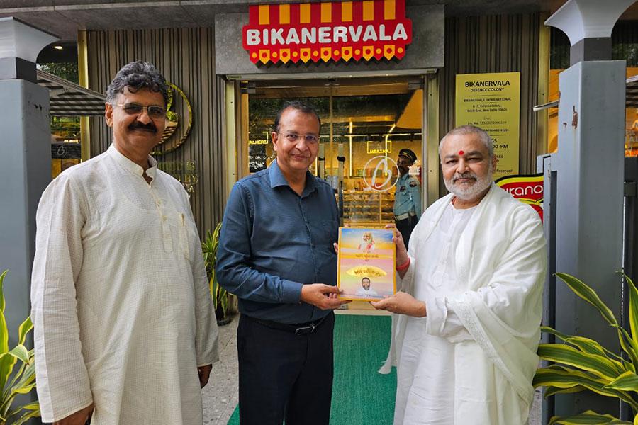 Brahmachari Girish ji met and presented his new book 