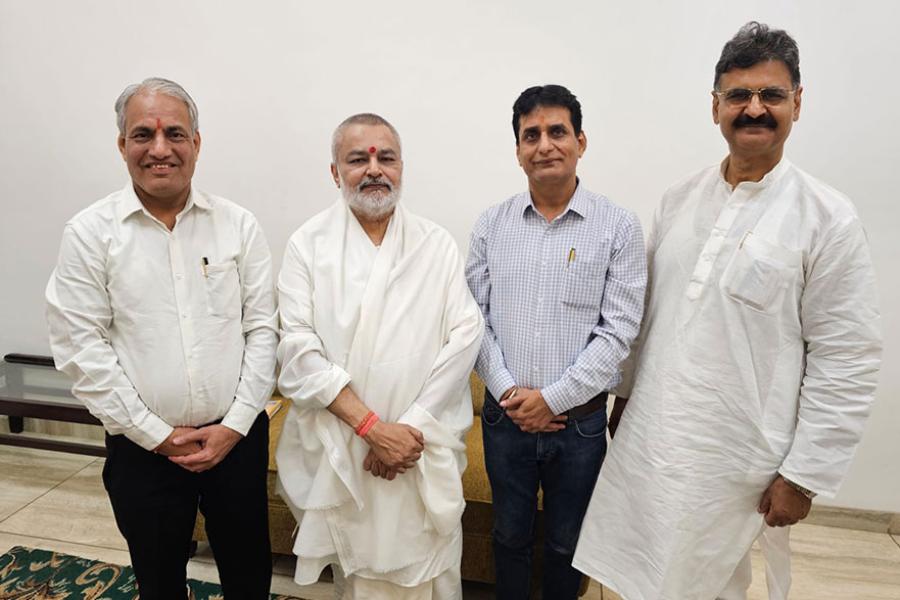 Brahmachari Girish Ji met Honorable Shri Pramod Joshi, CEO of Aastha Adhyatmic TV Channel. Both of them had a deep discussion on the current need for spiritual development in the Indian collective consciousness. 