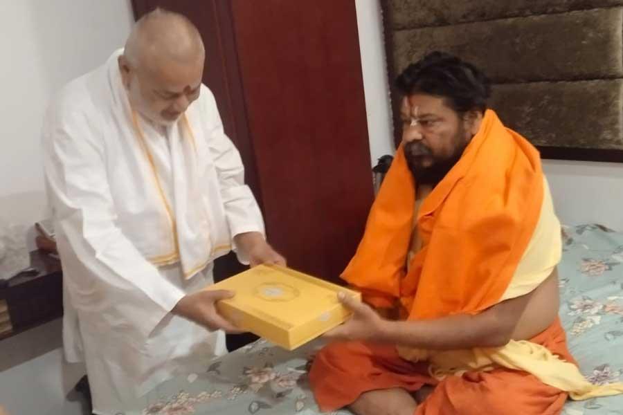 Brahmachari Girish Ji has met today with Swami Dr. Raghveshdas Ji Maharaj Vedanti, successor of great saint Swami Dr. Ramvilas Ji Vedanti of Ayodhya and honoured him with garlands, shriphal, shawl, sweets and fruit basket.