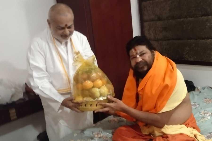 Brahmachari Girish Ji has met today with Swami Dr. Raghveshdas Ji Maharaj Vedanti, successor of great saint Swami Dr. Ramvilas Ji Vedanti of Ayodhya and honoured him with garlands, shriphal, shawl, sweets and fruit basket.