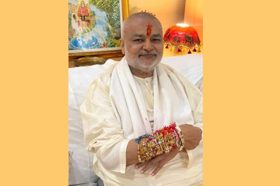 रक्षा बंधन के पवित्र पावन शुभ अवसर पर आज विश्व भर की प्रिय और सम्माननीय बहनों का प्रेम भरा आशीर्वाद प्राप्त करके धन्य हुए। अनेक बहनों की राखियां बाहर से प्राप्त हुयी जो स्थानीय बहनों ने बाँधी।